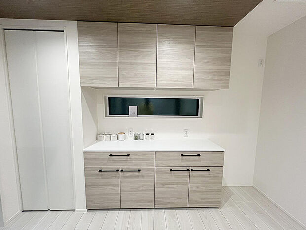 カウンターも広く、電子レンジや炊飯器などの家電も置けて、収納がたくさんあります。