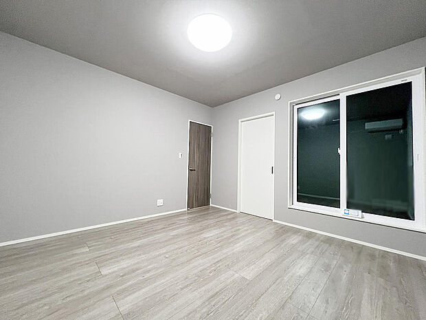 収納付きで、タンスを購入しなくても綺麗に片づけができます。