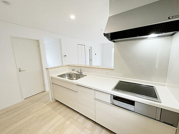 IHの3口コンロで料理もはかどります。