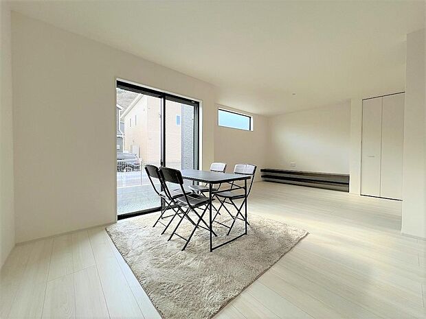 南側に窓があるので日差しを取り込んでくれます。