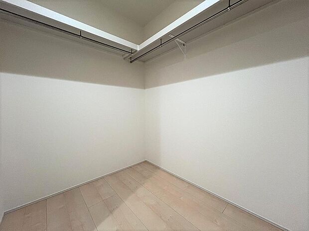 ファミリークローゼット／衣類だけでなく、カーペットや布団などの大型の季節用品の収納もスッキリ♪