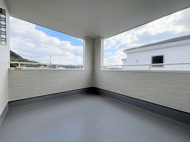 広いので洗濯物やお布団などたっぷり干せますね。