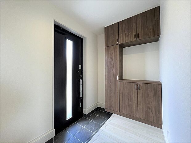 シューズボックス付だから、いつも綺麗に片付けができますね。ボックスの広いスペースの上には季節の飾りつけも楽しめます。