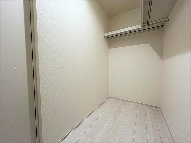 ファミリークローゼット／衣類だけでなく、カーペットや布団などの大型の季節用品の収納もスッキリ♪