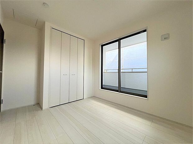 収納付きで、タンスを購入しなくても綺麗に片づけができます。