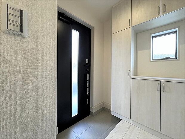 シューズボックス付だから、いつも綺麗に片付けができますね。ボックスの広いスペースの上には季節の飾りつけも楽しめます。