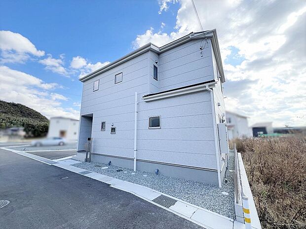 並列2台駐車可能。前面道路幅は約6ｍとゆったりしています。