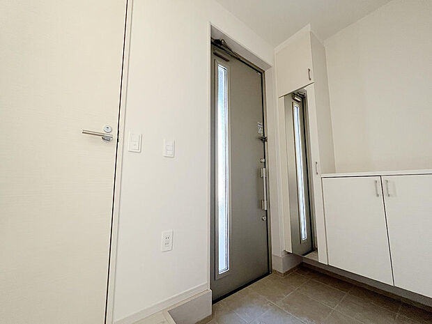 シューズボックス付だから、いつも綺麗に片付けができますね。ボックスの広いスペースの上には季節の飾りつけも楽しめます。