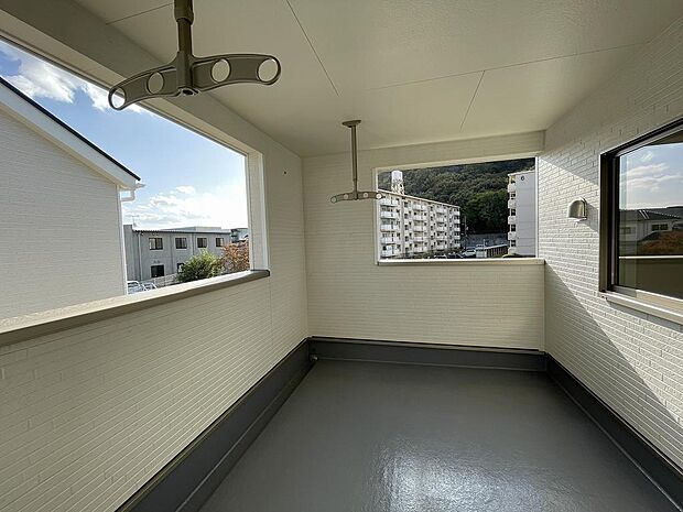 洋室から出入りできるバルコニーは屋根付きなので、雨の日も安心。