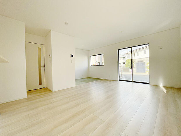 畳コーナーもあるので、開放感のある広々としたリビングです。