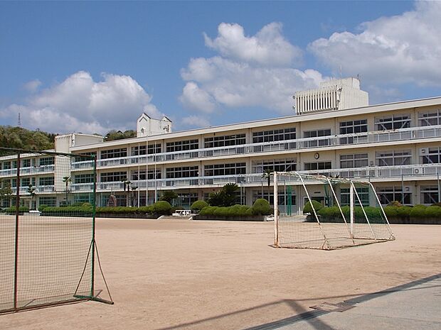 姫路市立香寺中学校　約1110ｍ（徒歩14分）