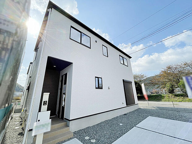 八幡小学校は徒歩8分と、お子様の通学も安心です。お気軽にお問い合わせください。