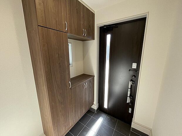 広々としたシューズインクローゼットは収納豊富です。