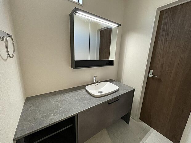 広々とした洗面台は収納完備でランドリー周りをすっきりお片付け可能。