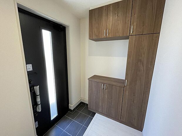 広々としたシューズインクローゼットは収納豊富です。