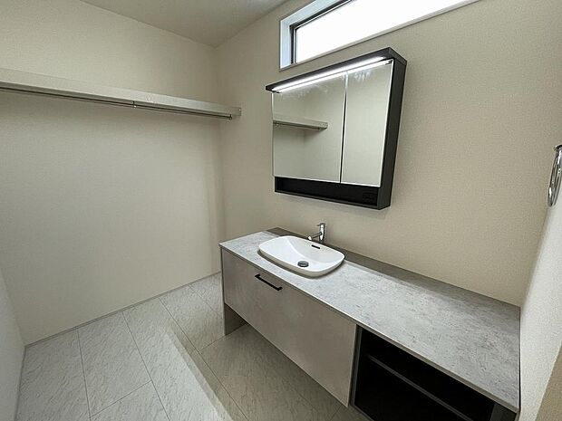 広々とした洗面台は収納完備でランドリー周りをすっきりお片付け可能。