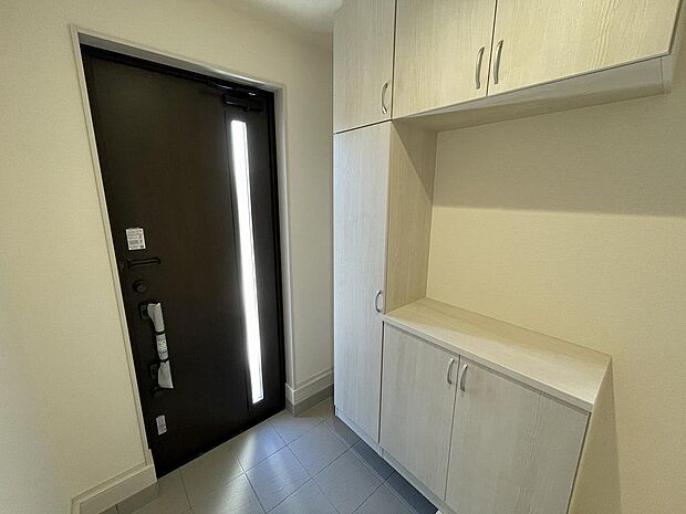 広々としたシューズインクローゼットは収納豊富です。