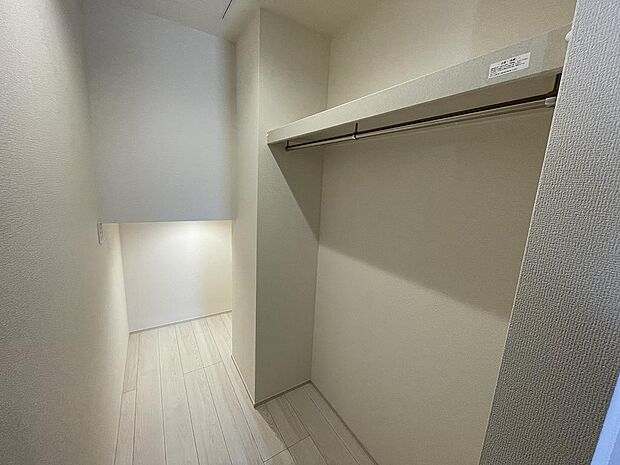 玄関周りに嬉しい、スペースを有効活用したウォークスルー収納。