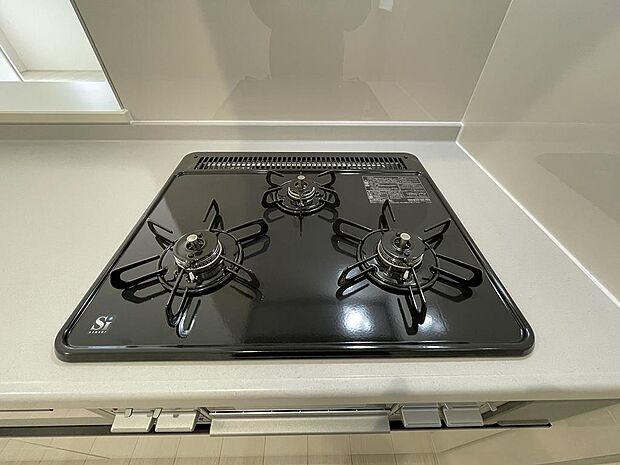 3口ガスコンロで料理もはかどります。