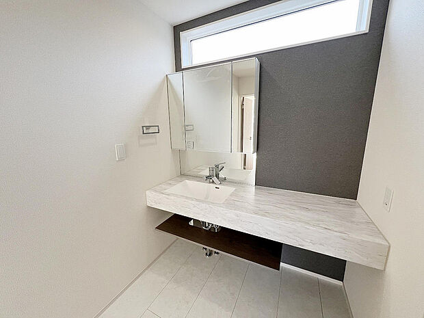 広々洗面台「スマートサニタリー」を採用。