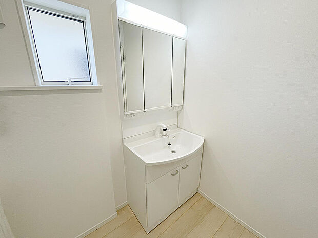 三面鏡付きの独立洗面台