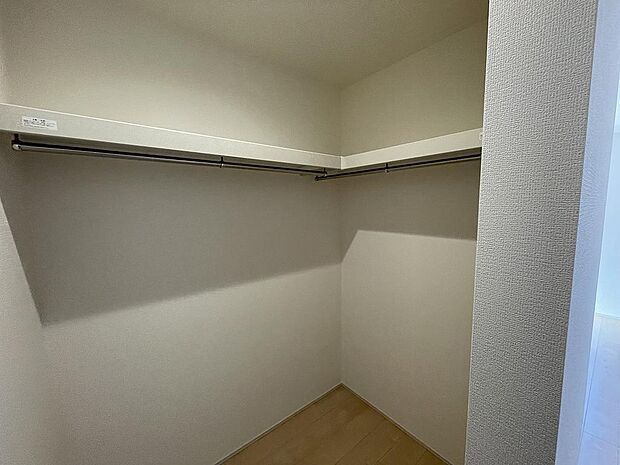 スーツケースなども収納できるWIC付。