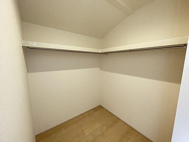 洋服はもちろん、季節家電なども片付く充実の収納スペース。
