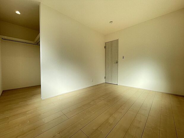 クローゼット付きで、室内スッキリ片付きます。