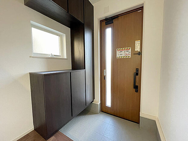 広々としたシューズボックスは収納豊富です。