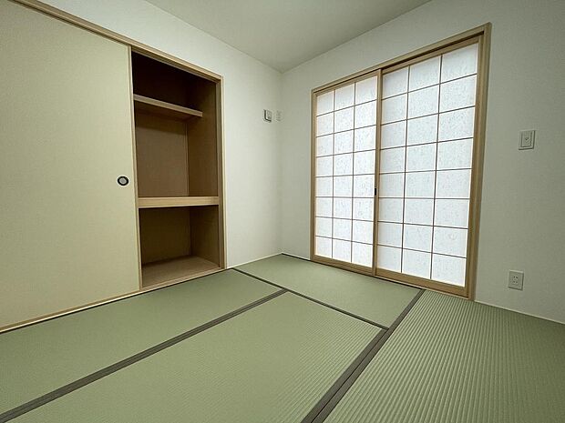 リビング横の和室は、来客時やお子様のお昼寝に便利。