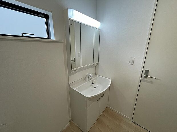 三面鏡付きの独立洗面台