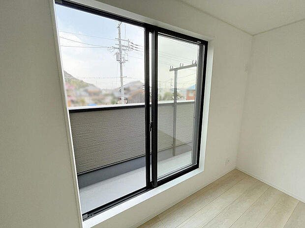 洋室から出入りできるバルコニーは、お布団や洗濯物を干すのに便利です。