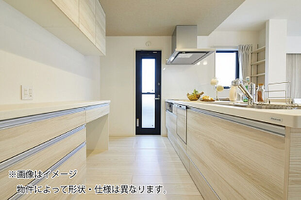 カップボード/キッチンとおそろいの扉でコーディネートされたカップボード。また足元の一部に開口があるので、市販のゴミ箱もすっきりと収納できます。