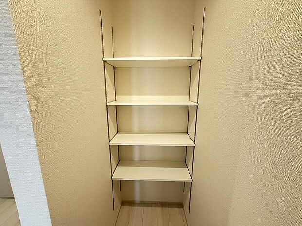 キッチン横に便利なパントリー