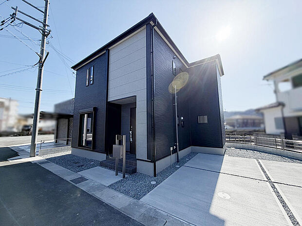 スーパー・ドラッグストアが徒歩5分と、お買い物に便利な住環境。お気軽にお問い合わせください。