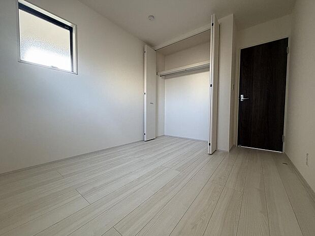 クローゼット付きで、室内スッキリ片付きます。