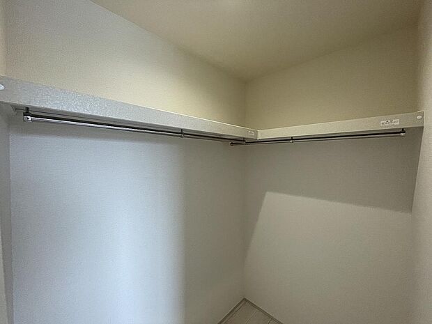 洋服がたくさん収納できるウォークインクローゼット。