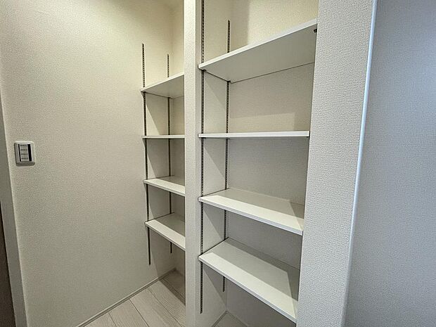 広々としたシューズクロークは収納豊富です。