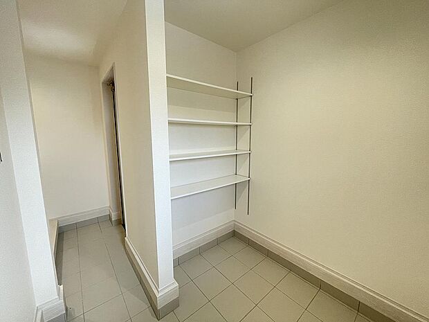 広々としたシューズクロークは収納豊富です。