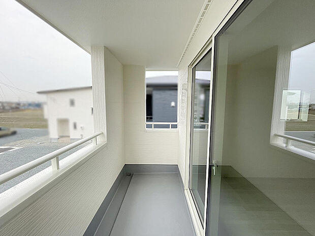 お洗濯やお布団を干すにも便利な、雨の日も安心のインナーバルコニー。