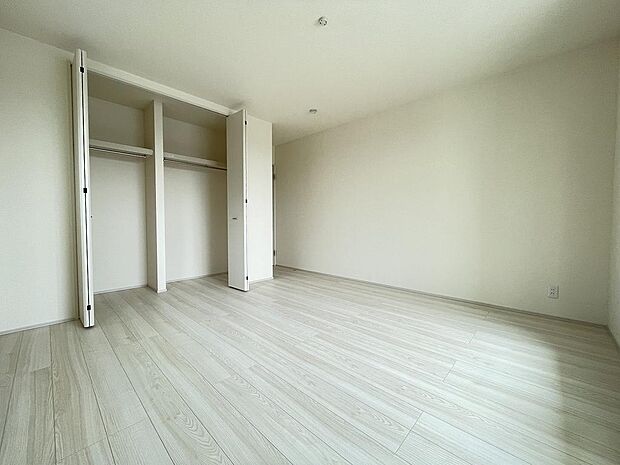 クローゼット付きで、室内スッキリ片付きます。