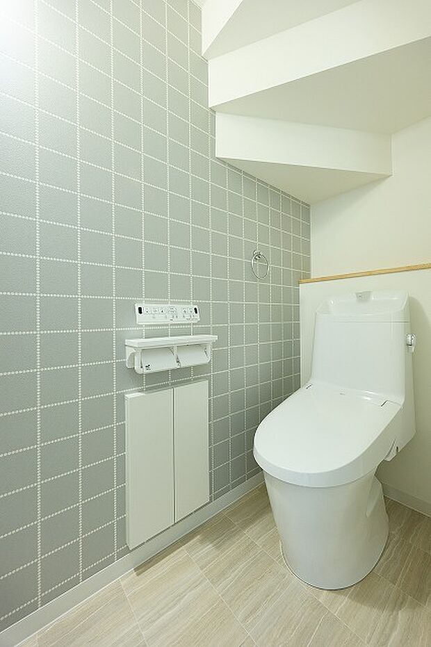 節水で水道料金もお得に。汚れがつきにくく、落ちやすい最新機能で快適をお届け。1階、2階にあるので便利です。
