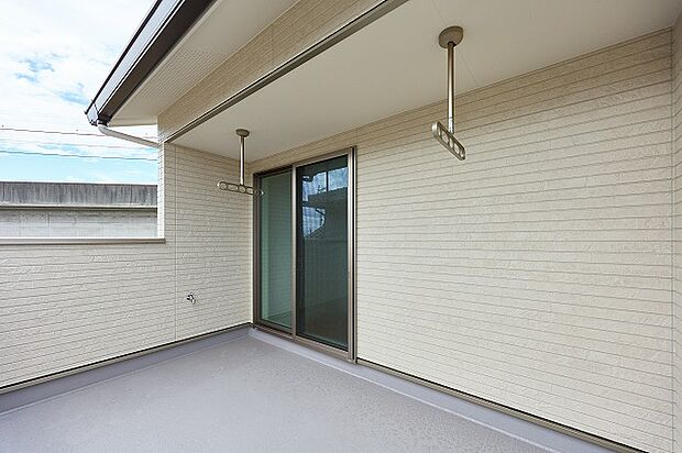 陽当たりのよい南面バルコニー。室内物干し金物があり、天候に合わせて室内へ干し替えしやすい設計です。水栓があるので、お掃除やガーデニングなどに使えて便利。