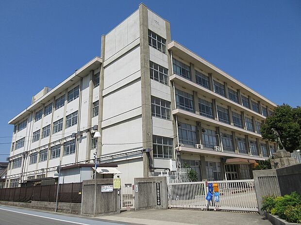英賀保小学校　約1100ｍ（徒歩14分）