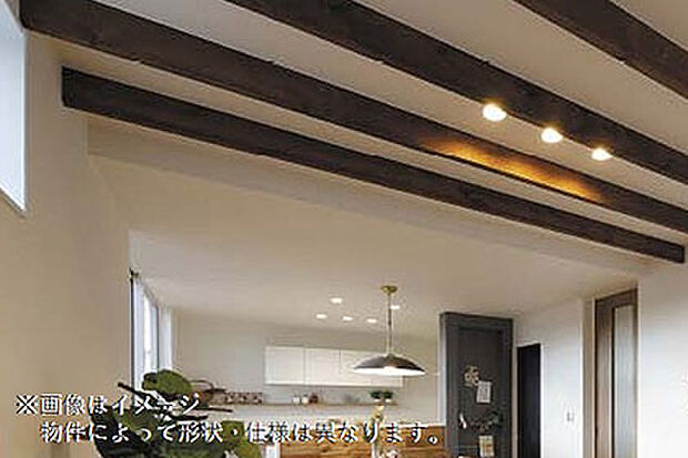 デザイン天井/少し天井を高くし、化粧梁をアクセントにした折り上げ天井。個性的なリビング空間を演出します