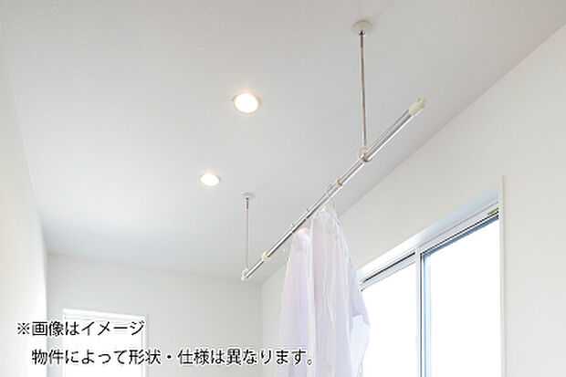 室内干しに便利な天井付け物干し金物。雨の日や花粉の季節に重宝します。