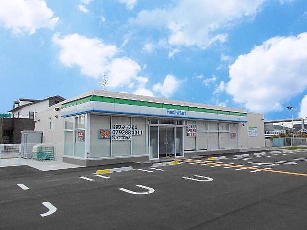 ファミリーマートいかるが店　約440ｍ（徒歩6分）