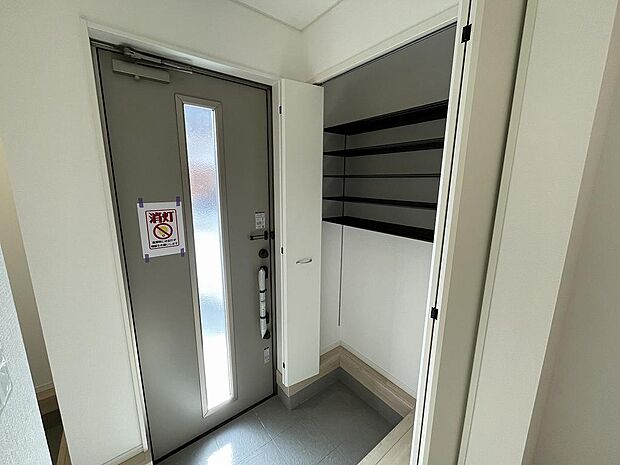 広々としたシューズボックスは収納豊富です。