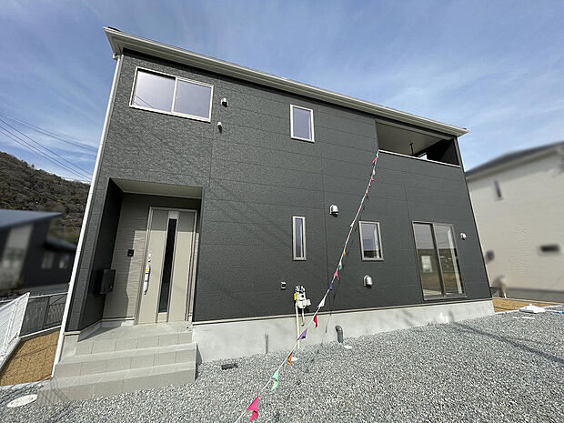 家族と会話がはずむカウンターキッチン&広々LDK!駐車スペース2台。お気軽にお問い合わせください。