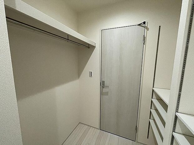 服以外にもスーツケースや季節家電なども収納できるファミリークローゼット。